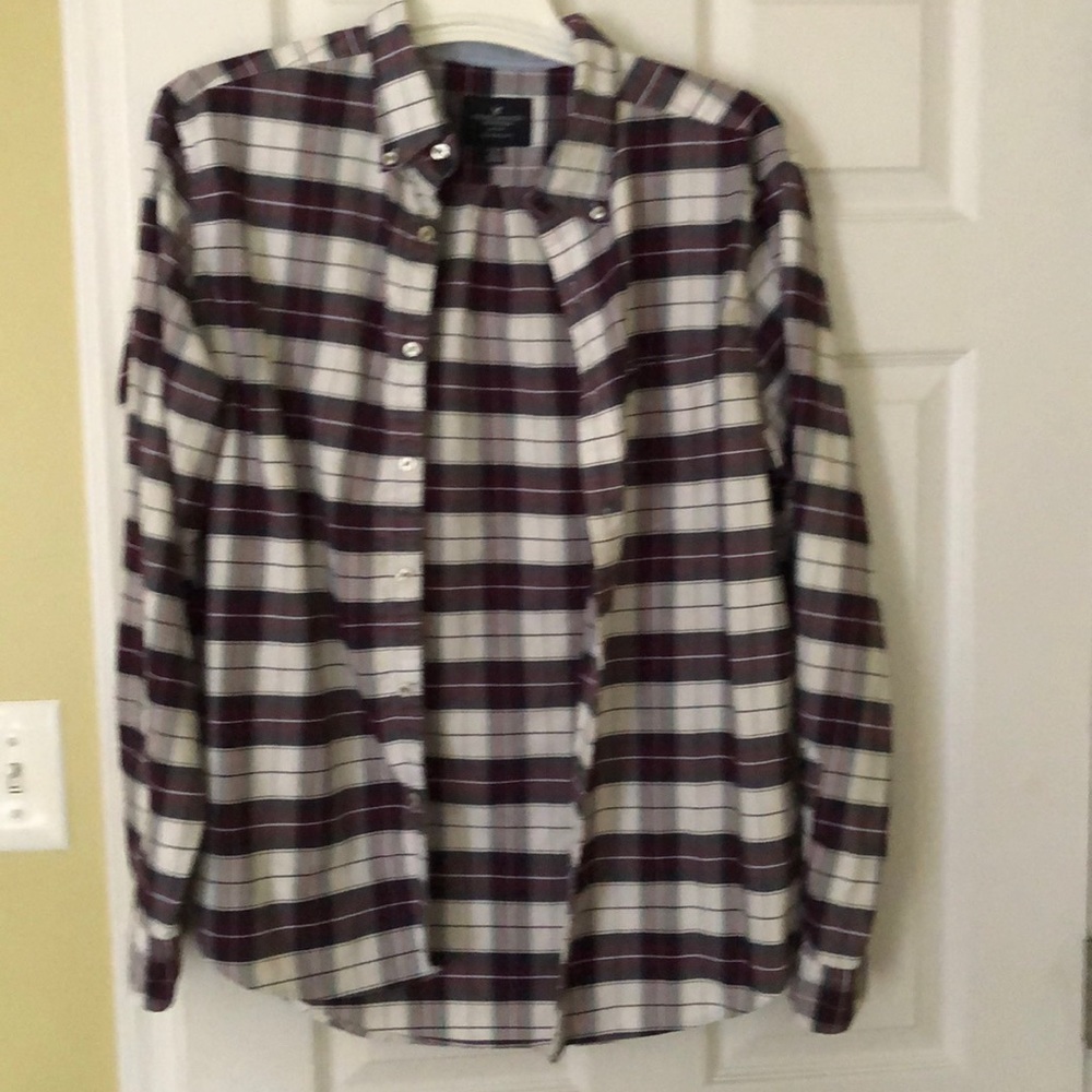 Men’s American Eagle classic plaid button down